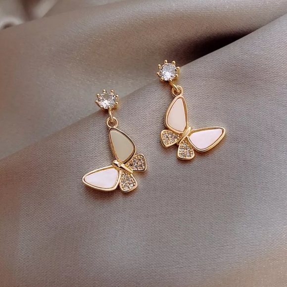 🦋 Elegant Butterfly Trendy Shiny Earrings 🦋 - Picture 2 of 3